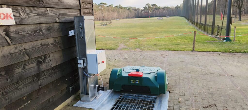 Ballenraaprobot (rangepicker) bij driving range Toxandria